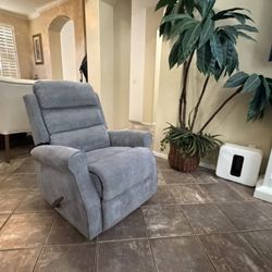 Manual Glider Recliner Chair In Excellent Condition 