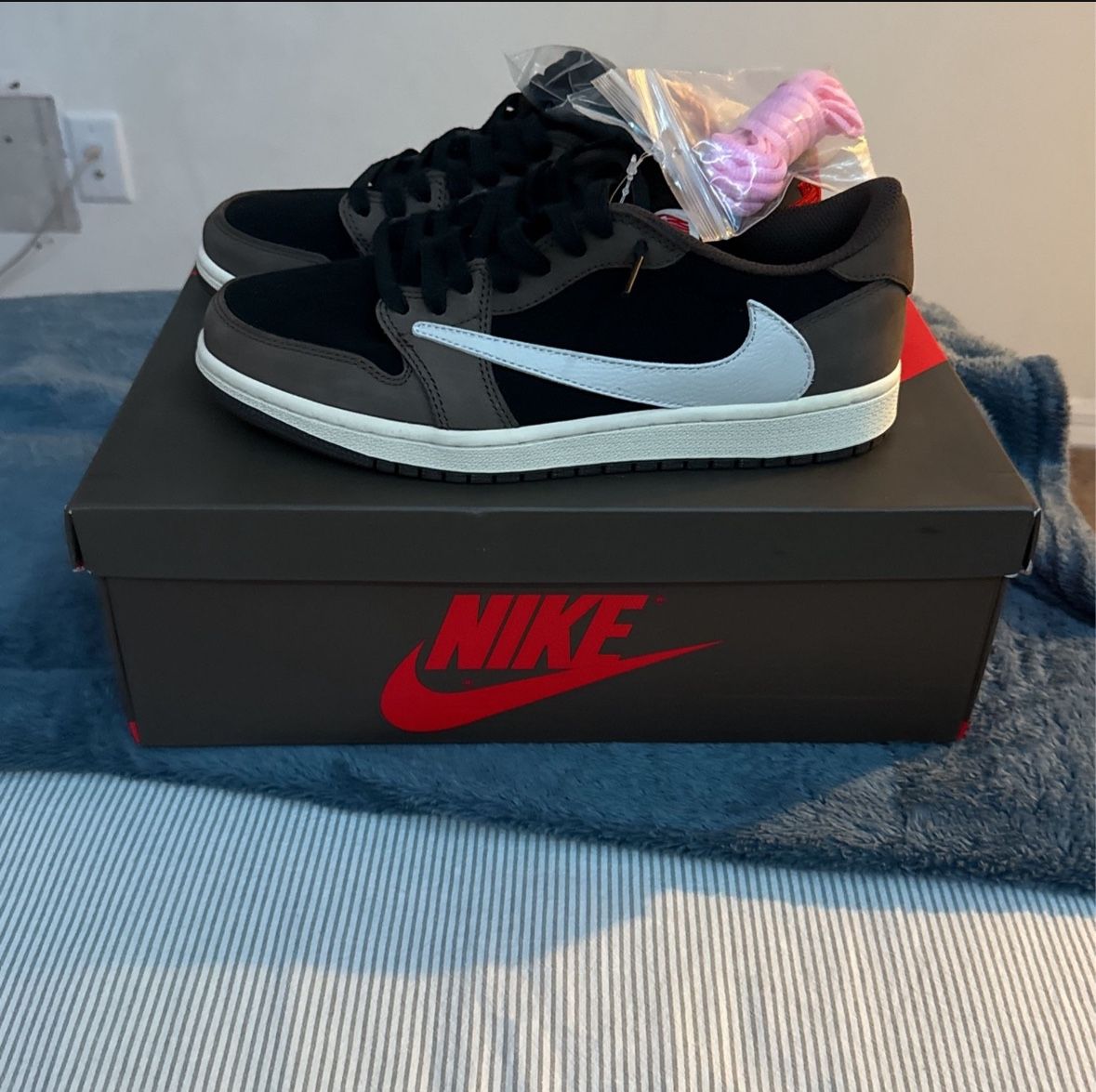 Travis Scott Jordan 1 Low Mocha 