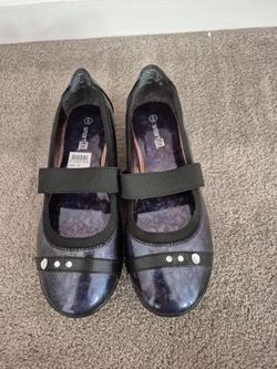Beautiful shoes it's brand new never used it