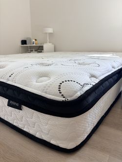 Like New Queen Size 10" Hybrid Mattress – Signature Design by Ashley Chime