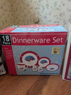 18 piece Christmas dinnerware set