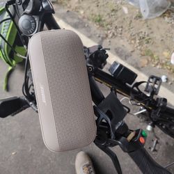 Bluetooth Speaker, BOSE Like New , Bluetooth Speaker. Works Fine. 