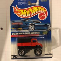 Hot Wheels - Mercedes-Benz Unimog (red/Blk)
