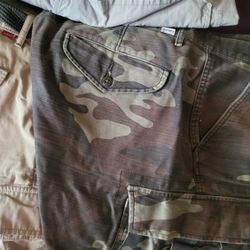 6 LEVI'S  Shorts Size 40W Still Look New