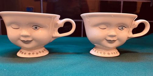 Vintage pair of adorable Baileys winking face cups. Limited edition!