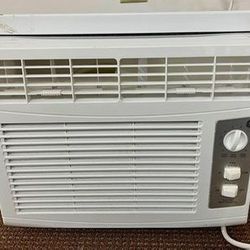GE air conditioner Model AHS05LXQ1, unit only- no side expanders