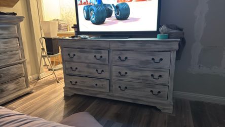 Dresser set