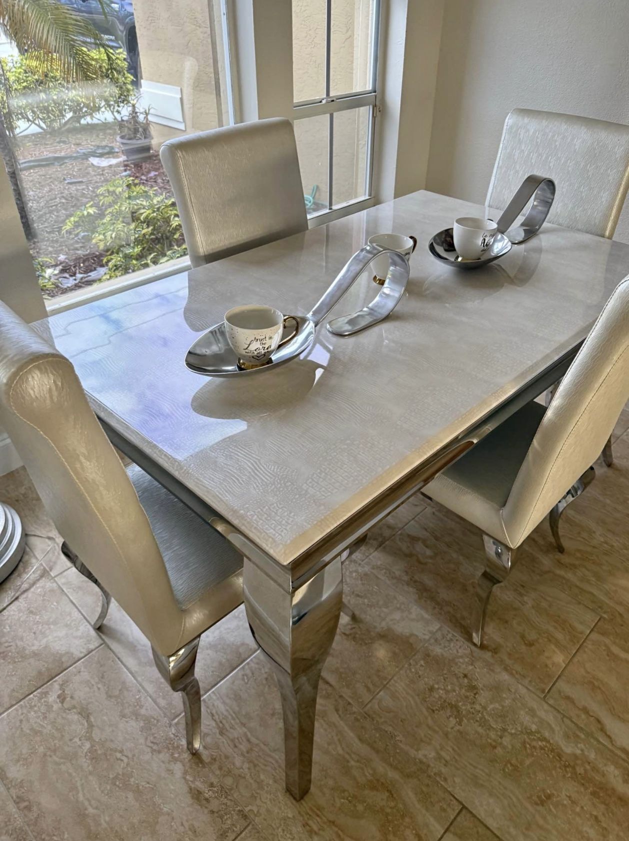 Table With 4 Chairs 