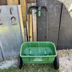 Scotts Turf Builder Classic Drop Spreader Precision Lawn Fertilizer working great