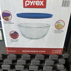 New Pyrex Glass Mixing Bowls 