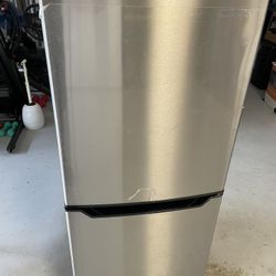 Insignia 4.9 Cu. Ft. Fridge W/ Bottom Freezer