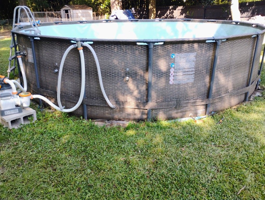 Piscina de 18x48 con bomba, escalera, skimmer, aspersor, suministros de limpieza, red, calcetines y flotador. La piscina está en excelentes condicione