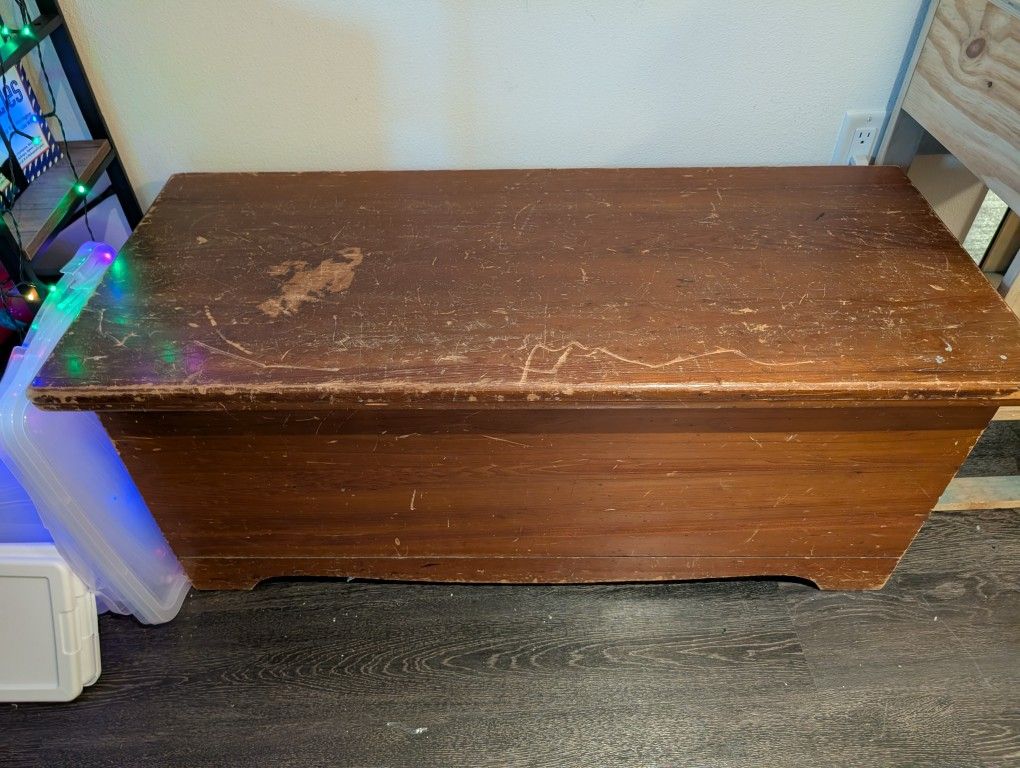 Vintage Cedarwood Chest (Pick Up 11/29/25)