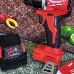 Milwaukee
M18 18V Lithium-Ion Brushless Cordless 1/2 in. Compact Drill/Driver with high capacity 5.0AH battery 