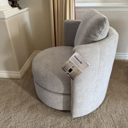 Thomasville Davos Swivel Chair (please read discerption ) 