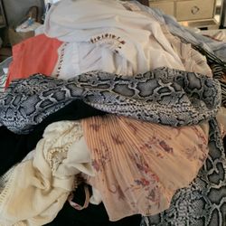  A Lot Random Women Clothes Size M -L  Sport, Casual, Sweaters, Jackets, Coats Etc. Etc Really Good Conditions, Clean And Pet Free