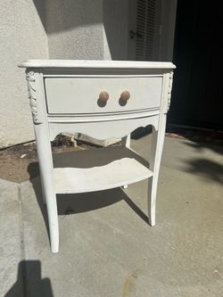 2 End tables/night stands