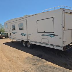 TOY HAULER 5TH WHEEL