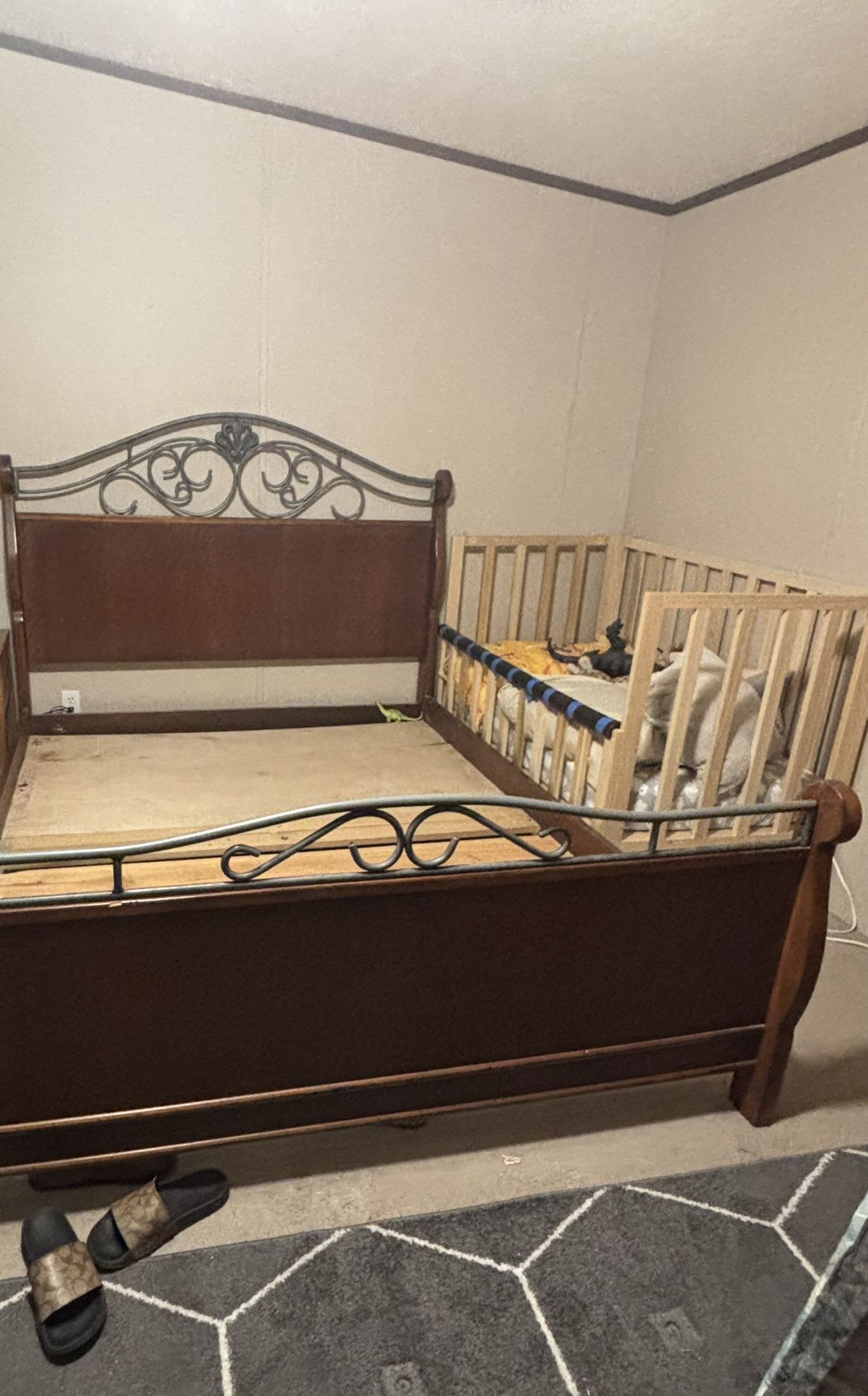 Drexel Heritage Queen Bed Frame Beds & Bed frames display picture 2