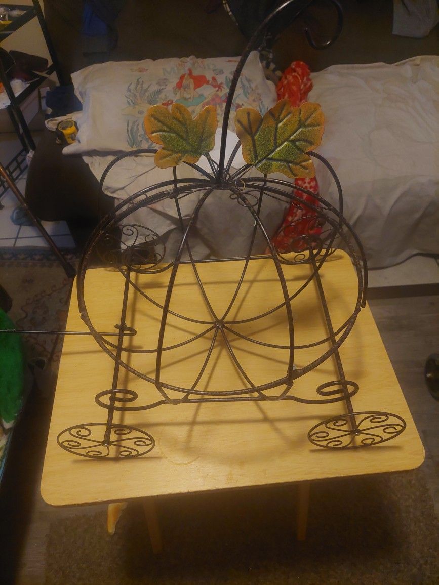 Cinderella Plant Coach Holder