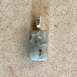 🦙 Pretty, neutral colored, gemstone pendant