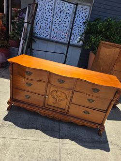 Lexington Furniture dresser from the Victorian Sampler collection