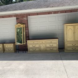 Beautiful Vintage Bedroom Set by Stanley Furniture 