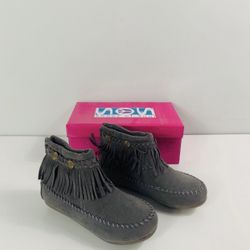 Brand New Size 5 Women’s Gray Fringe Moccasin Booties