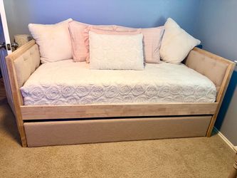 Daybed w/ Trundle
