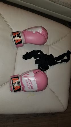 Boxing glives with straps