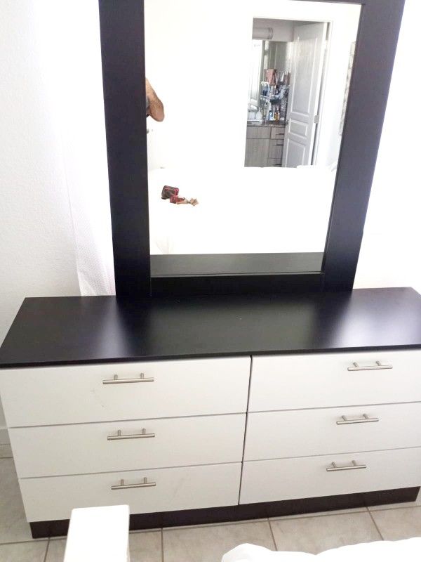 NEW DRESSER CHEST AND 2 NIGHTSTANDS. MIRROR NOT INCLUDED. ALSO SOLD SEPARATELY