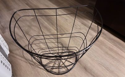 Nice large laundry basket/bin