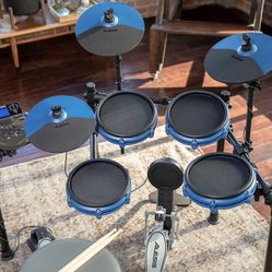 Alesis nitro mesh kit drums (THRONE NOT INCLUDED, JUST DRUMS)