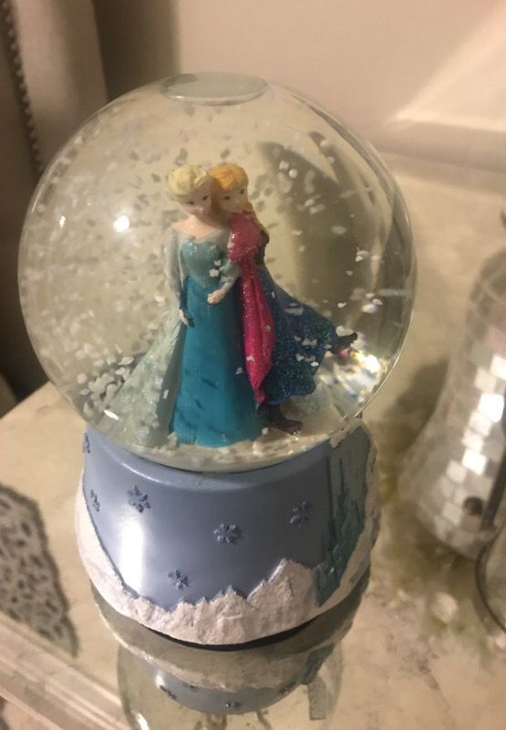 Frozen musical snow-globe
