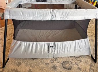 Baby Bjorn portable crib