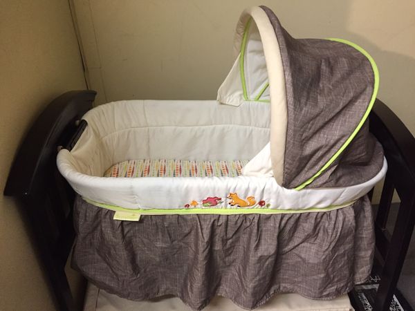 Like New Summer Infant Classic Comfort Wood Bassinet Swing Safari For Sale In Las Vegas Nv Offerup