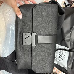 Louis Vuitton Unsiex Handbag