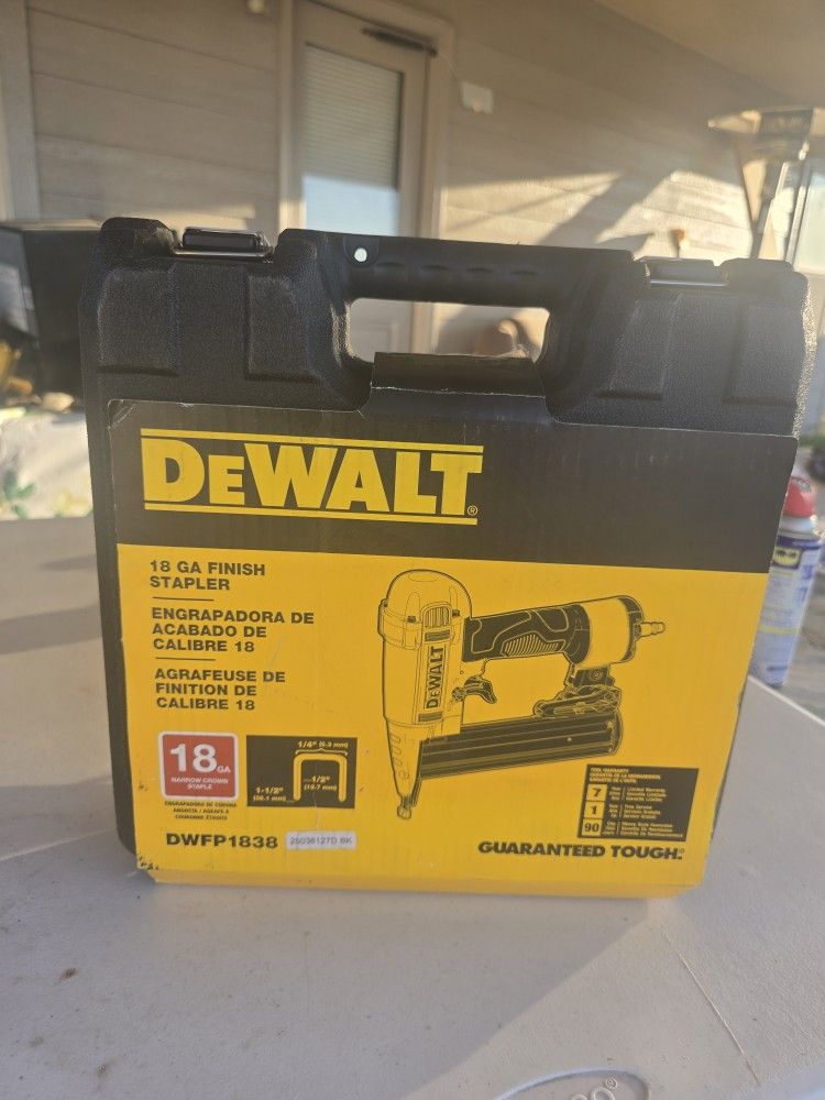 🔥$70 NO NEGOTIABLE🔥 Dewalt DWFP71838 Pneumatic 1½ 18-Gauge 1/4 in. Crown Finish Stapler.