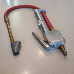 Milton  Inflator Gage With Dual Head Chuck 15 Hose excellent Condition 