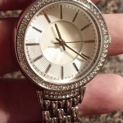 LADIES WATCH/SILVER TONE/RHINESTONES AROUND THE DIAL