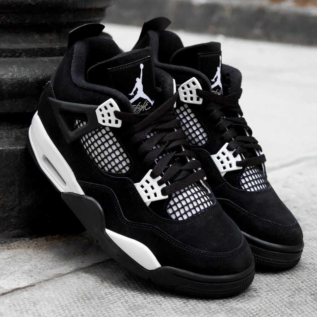 Air Jordan 4 Retro ‘White Thunder”