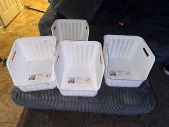 4 storage cubbies