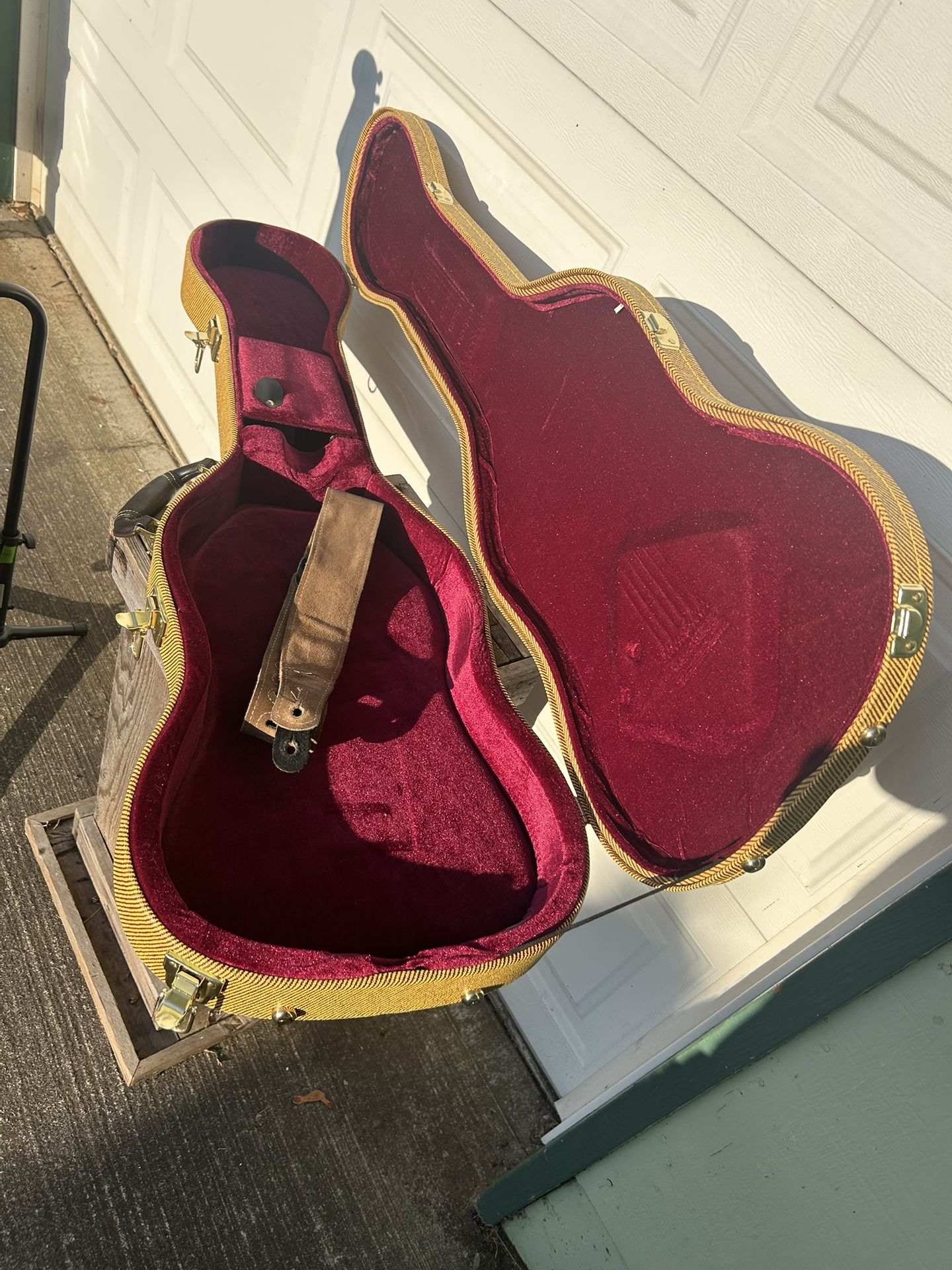 Nearly new tweed Fender telecaster guitar case in excellent condition, comes with key. Everything works well and looks great. Beautiful interior also.