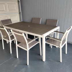 Outdoor patio table and 6 chairs 