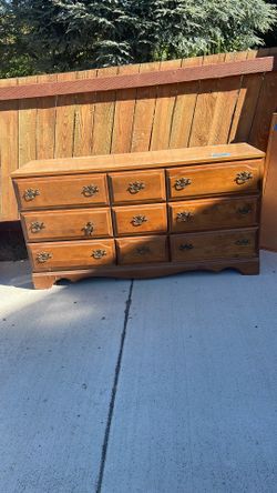 Traditional 9 drawer dresser