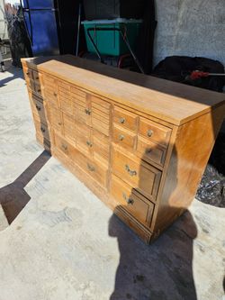 9 drawer dresser free 51Lx18Wx31H