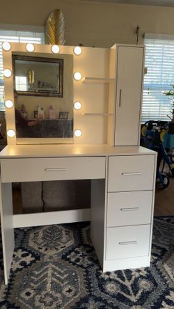LIGHT UP MAKE UP VANITY