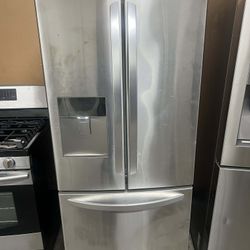 REFRIGERATOR / 30 WIDE / PERFECT CONDITION 