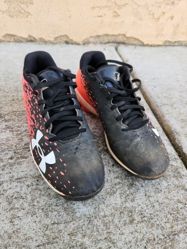Girls Under Armour Softball Cleats Size 3.5 for Sale in Vista, CA OfferUp