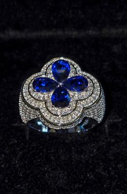 Blue Clover Sparkling Moissanite Ring